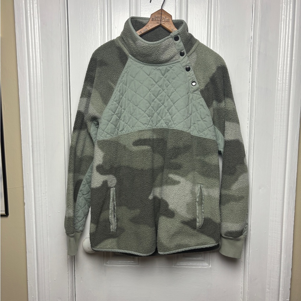 Abercrombie & Fitch Asymmetrical Snap-Up Green Camo Fleece Size XL